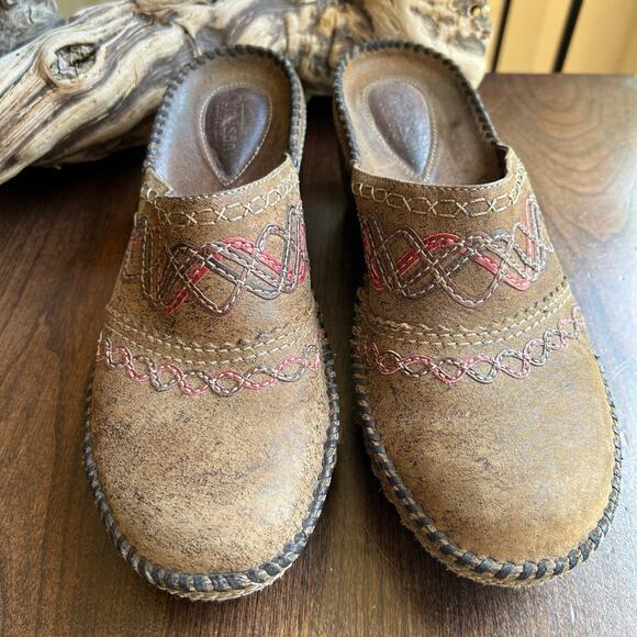 Clarks Artisan size 8 Distressed Leather Wedge Mule Clog Brown - Picture 3 of 11